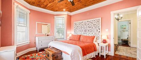 Työpöytä, silitysrauta/-lauta, vauvan matkasänky, Wi-Fi