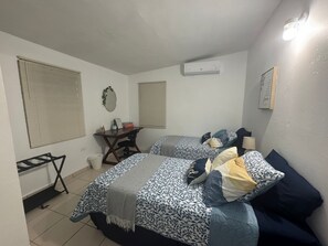 Room - Casita Blue Surfer-Luquillo: 15 minutes to El Yunque, 3 minutes to the beach   (Luquillo)