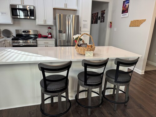 Stylish New Build, Pristine Comfort + Fenced Parking, 3 Bedrooms 2.5 Bath