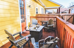 Outdoor dining - Stylish New Build, Pristine Comfort + Fenced Parking, 3 Bedrooms 2.5 Bath (Memphis)