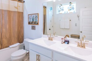 Asciugacapelli, asciugamani, sapone, shampoo