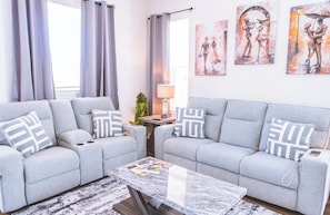 Smart TV, fireplace, books - Stylish New Build, Pristine Comfort + Fenced Parking, 3 Bedrooms 2.5 Bath (Memphis)