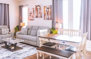 Smart TV, fireplace, books - Stylish New Build, Pristine Comfort + Fenced Parking, 3 Bedrooms 2.5 Bath (Memphis)