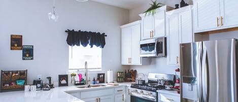 Refrigerador, microondas, horno y parrilla de estufa