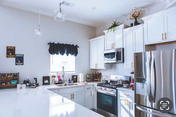 Kylskåp, mikrovågsugn, ugn och spishäll