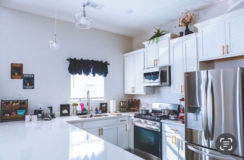 Stylish New Build, Pristine Comfort + Fenced Parking, 3 Bedrooms 2.5 Bath