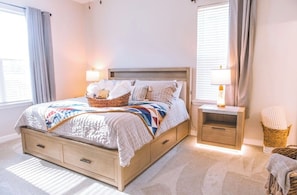 3 bedrooms, desk, iron/ironing board, free WiFi - Stylish New Build, Pristine Comfort + Fenced Parking, 3 Bedrooms 2.5 Bath (Memphis)