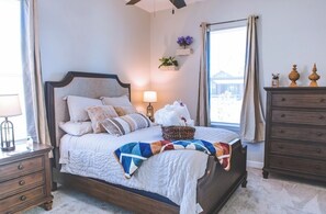 3 bedrooms, desk, iron/ironing board, free WiFi - Stylish New Build, Pristine Comfort + Fenced Parking, 3 Bedrooms 2.5 Bath (Memphis)