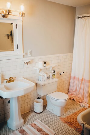 Shower, hair dryer, towels, soap - Eclectic and vibrant 4 bedroom in heart of Sun Prarie+Roku Smart TV's+EV Charger (Sun Prairie)