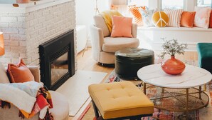 TV connectée, cheminée, livres