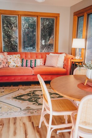 Smart TV, chimenea y libros 