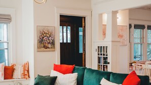 TV connectée, cheminée, livres