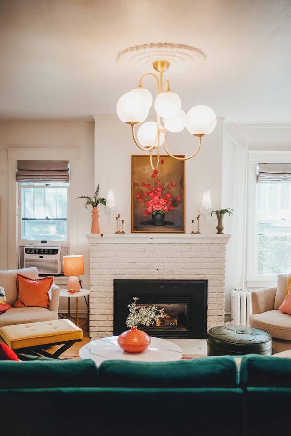 Smart TV, chimenea y libros 