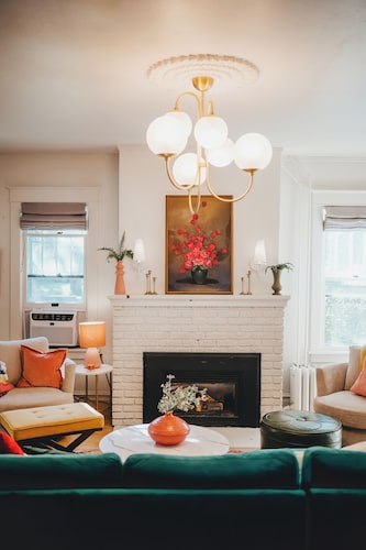 Eclectic and vibrant 4 bedroom in heart of Sun Prarie+Roku Smart TV's+EV Charger