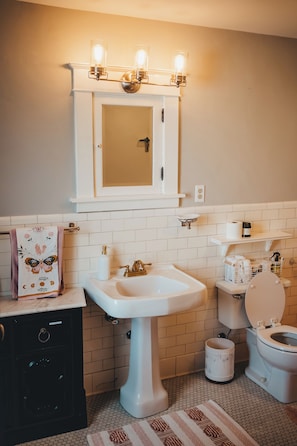 Shower, hair dryer, towels, soap - Eclectic and vibrant 4 bedroom in heart of Sun Prarie+Roku Smart TV's+EV Charger (Sun Prairie)
