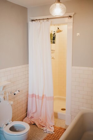 Shower, hair dryer, towels, soap - Eclectic and vibrant 4 bedroom in heart of Sun Prarie+Roku Smart TV's+EV Charger (Sun Prairie)