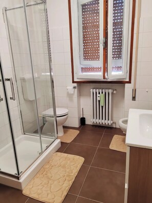 Suihku, hiustenkuivaaja, bidee, pyyhkeet