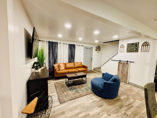 2-bedroom townhome in peaceful Jacksonville with AC comfort