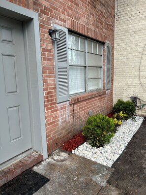Exterior detail - 2-bedroom townhome in peaceful Jacksonville with AC comfort (Jacksonville)