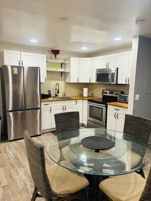 Private kitchen - 2-bedroom townhome in peaceful Jacksonville with AC comfort (Jacksonville)