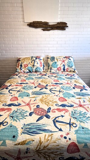 Free WiFi, bed sheets, wheelchair access - BSI104-Studio Sleeps 2 Adults/2 Kids, Great Views, Pool, Walk to Beach, Dogs OK! (Port Aransas)