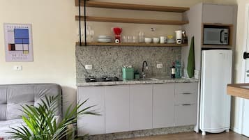 Refrigerador, microondas, placa de cocina, utensilios de cocina