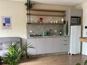 Fridge, microwave, stovetop, cookware/dishes/utensils - Beta Suites (Curitiba)