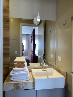 Shower, free toiletries, hair dryer, towels - Beta Suites (Curitiba)