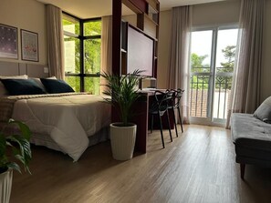 Individually furnished, desk, laptop workspace, blackout curtains - Beta Suites (Curitiba)