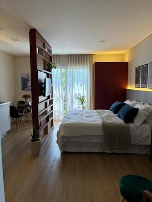 Deluxe-studio, 1 keskisuuri parisänky ja vuodesohva, ilmastointi | Yksilöllisesti kalustettu, työpöytä