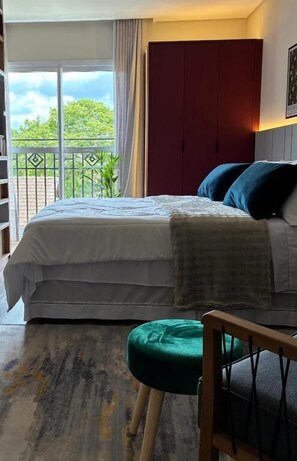 Individually furnished, desk, laptop workspace, blackout curtains - Beta Suites (Curitiba)