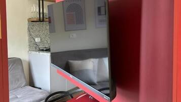 Deluxe Studio, 1 Queen Bed with Sofa bed, Air conditioning | Living area