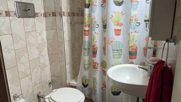 Bidé, handdukar, tvål och toalettpapper