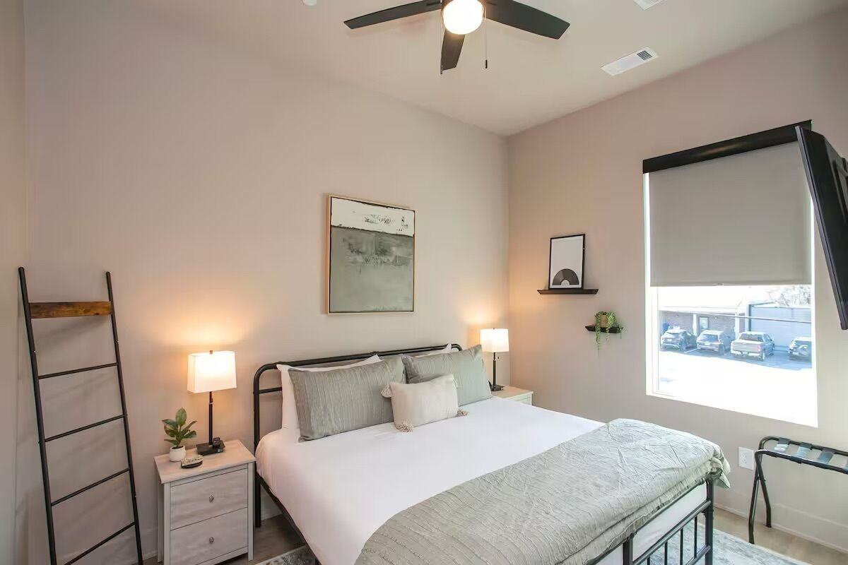 Tabla de planchar con plancha, wifi y ropa de cama 