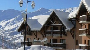 A chalet-style building with balconies, surrounded by snow and mountains. - Apartment with kitchenette in the mountains of Valmeinier  (Valmeinier)