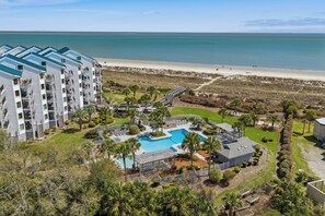Ein Resort mit Schwimmbad, Zugang zum Strand und Meerblick.