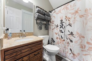 Hair dryer, towels, soap, toilet paper - Poconos - Blue Canoe Lakefront Retreat - Spa Room, Fishing Hot Tub and Fire pit. (East Stroudsburg)