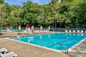 Pool - Poconos - Blue Canoe Lakefront Retreat - Spa Room, Fishing Hot Tub and Fire pit. (East Stroudsburg)