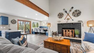 TV, fireplace