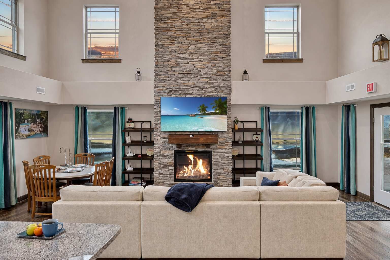 Een televisie, een open haard en een kantoor