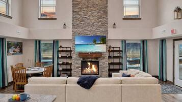 Een televisie, een open haard en een kantoor