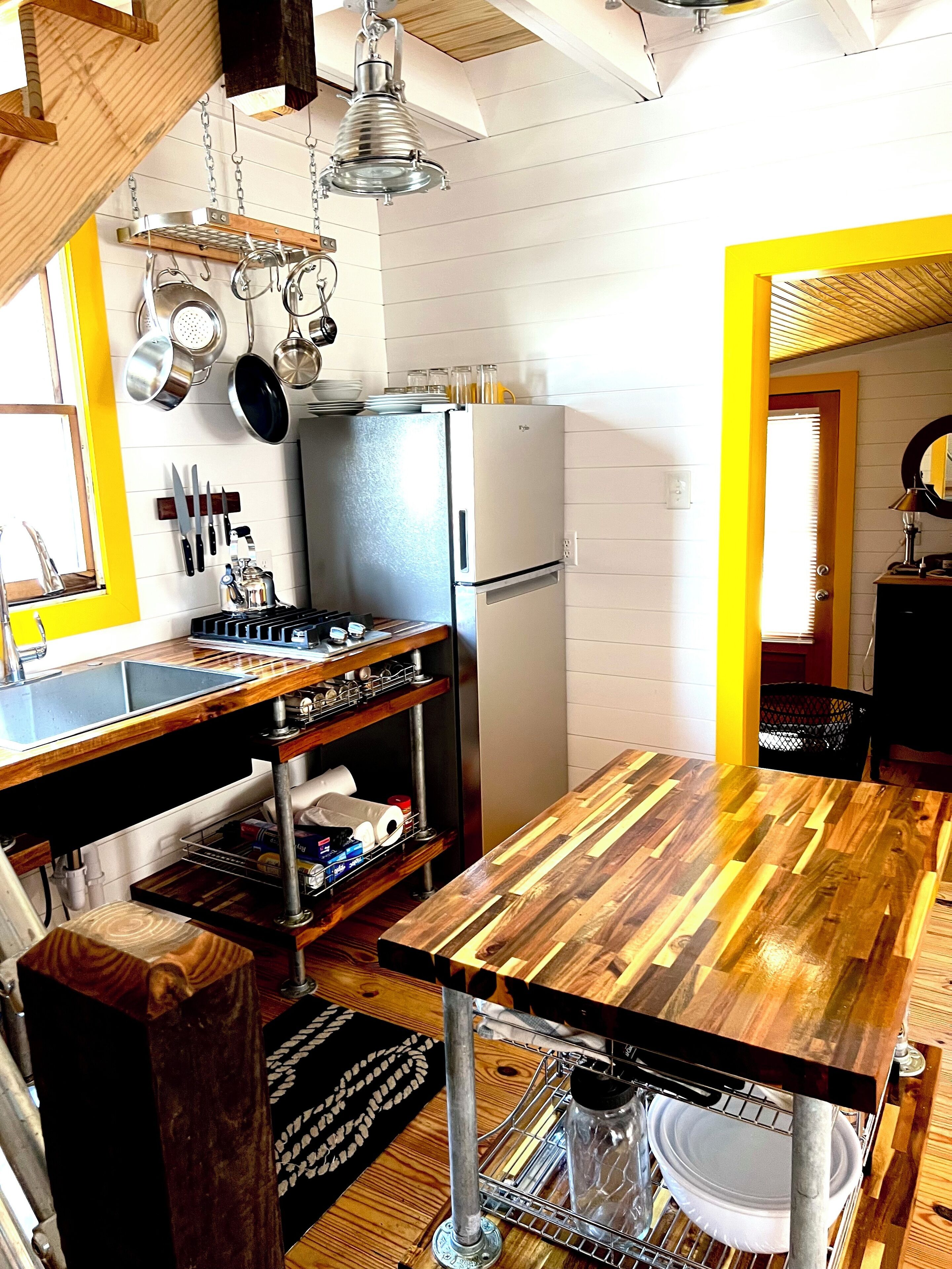 Fridge, oven, stovetop, electric kettle