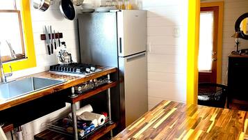 Fridge, oven, stovetop, electric kettle