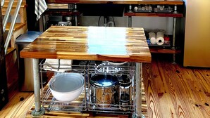 Een koelkast, een oven, een kookplaat, een waterkoker