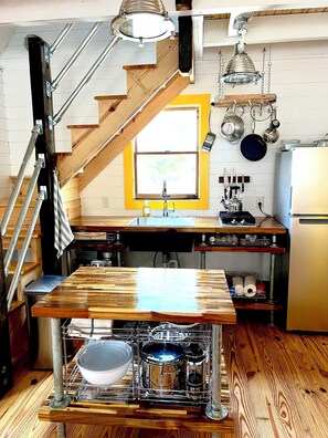 Fridge, oven, stovetop, electric kettle