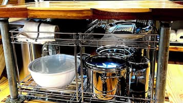 Fridge, oven, stovetop, electric kettle