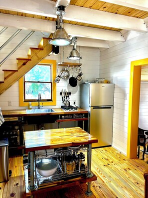 Fridge, oven, stovetop, electric kettle