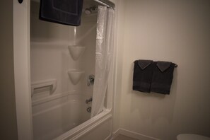 Shower, hair dryer, towels, soap - Three Sisters Haven - Brand-New Modern Comfort (Moncton)