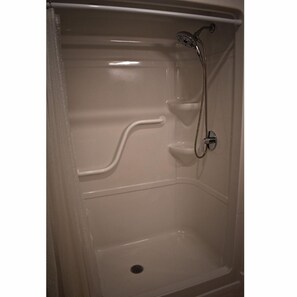 Shower, hair dryer, towels, soap - Three Sisters Haven - Brand-New Modern Comfort (Moncton)