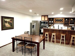 Dining - King Suite Pet & Kid Friendly Rockbrook Village (Omaha)